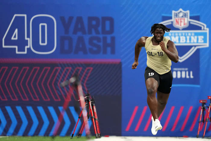 Olu Fashanu runs the 40 yard dash at the NFL Combine